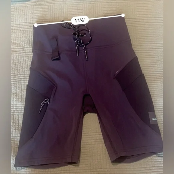 Lululemon Cargo Super-high-rise hiking short 8” (Black)
Size 6 - Picture 14 of 16